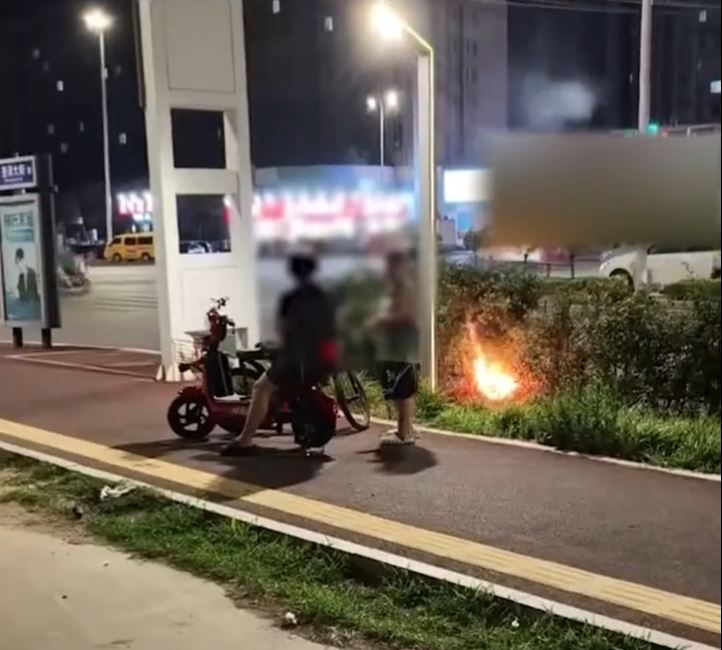 山东顽童在家长默许下于路边玩火，火势失控后双双逃去。荔枝新闻