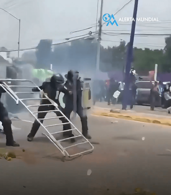 2026世界杯开幕战揭幕后，阿兹特克体育场外屡见警民冲突。Antifa_Ultras@X/DudekPL4@X 
