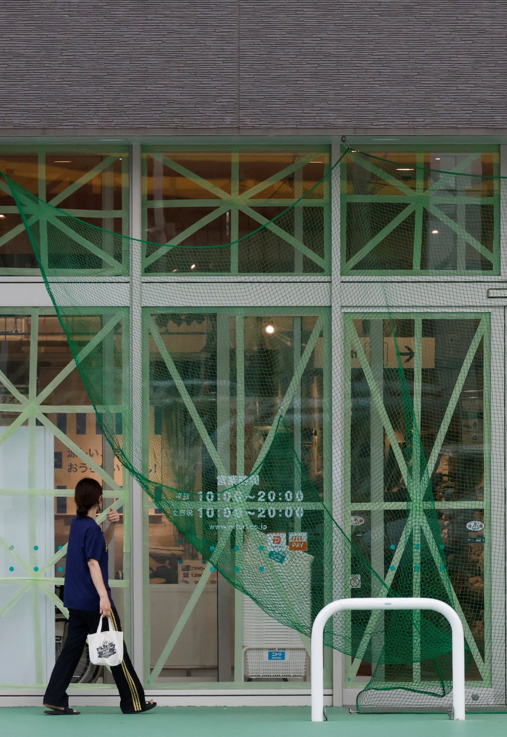 超强台风巴威｜石垣市商店玻璃幕墙贴胶布，再加防风网。 路透社