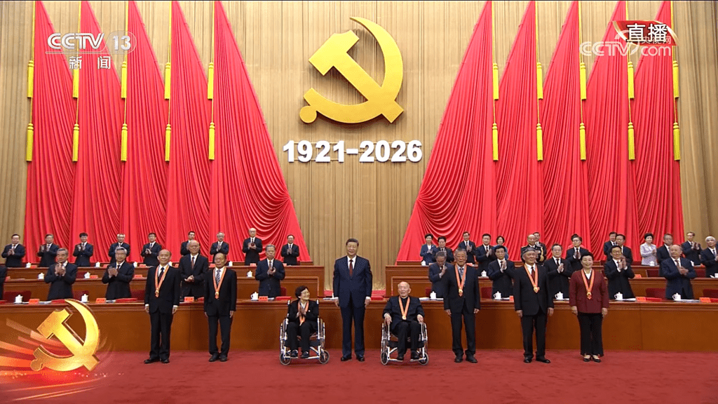 习近平同“七一勋章”得主合影。央视 习近平同“七一勋章”得主合影。央视