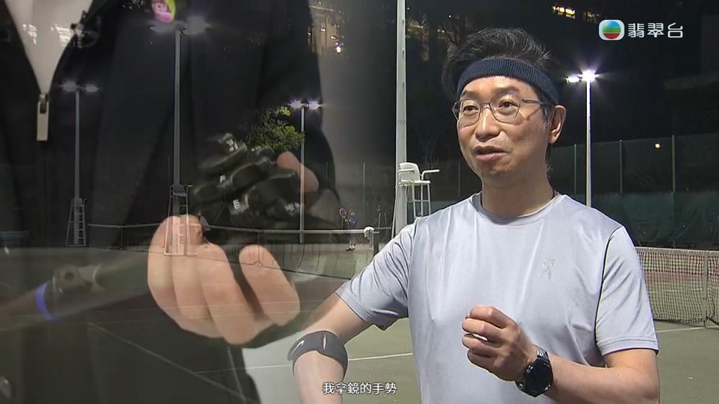 赵伟仁院长打网球训练手部。 赵伟仁院长打网球训练手部。