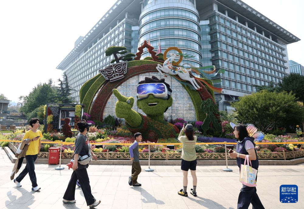 10组不同主题的立体花坛,分布北京长安街沿路,成为国庆打卡热点。新华社 10组不同主题的立体花坛,分布北京长安街沿路,成为国庆打卡热点。新华社