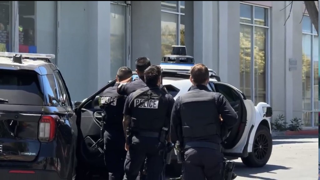 警方视为高风险交通拦截该辆Waymo。 圣马刁警局