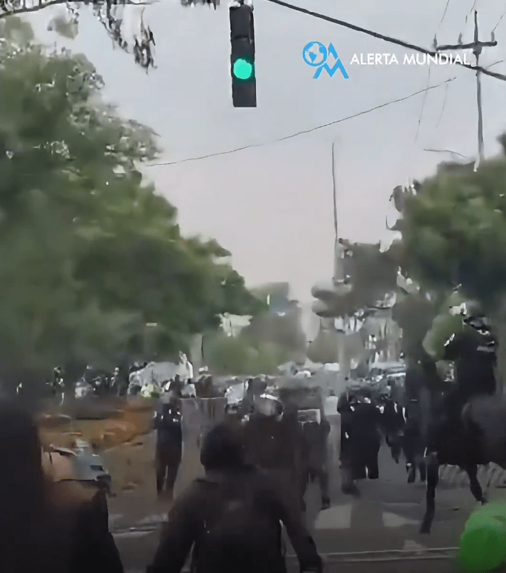 2026世界杯开幕战揭幕后，阿兹特克体育场外屡见警民冲突。Antifa_Ultras@X/DudekPL4@X 