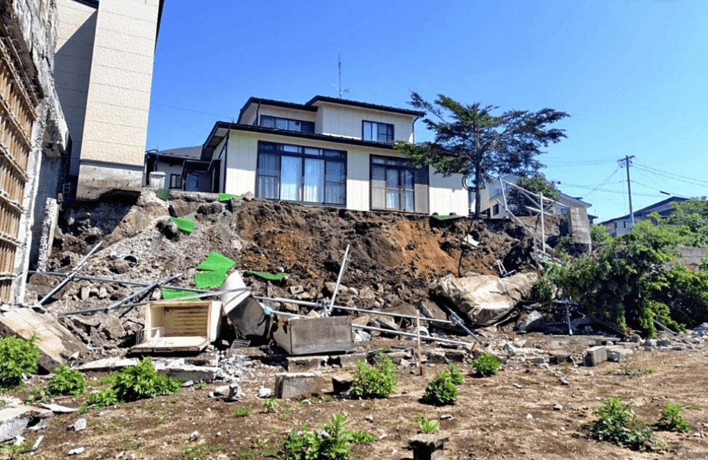 日本青森县八户市有小山坡崩塌。法新社 日本青森县八户市有小山坡崩塌。法新社