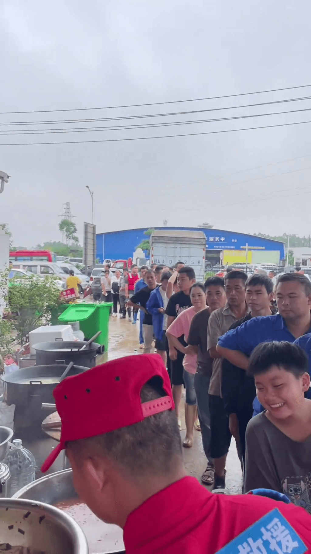 河南公益人“漂流哥”自费驾车22小时,携6000份烩面驰援广西洪灾。 抖音 河南公益人“漂流哥”自费驾车22小时,携6000份烩面驰援广西洪灾。 抖音