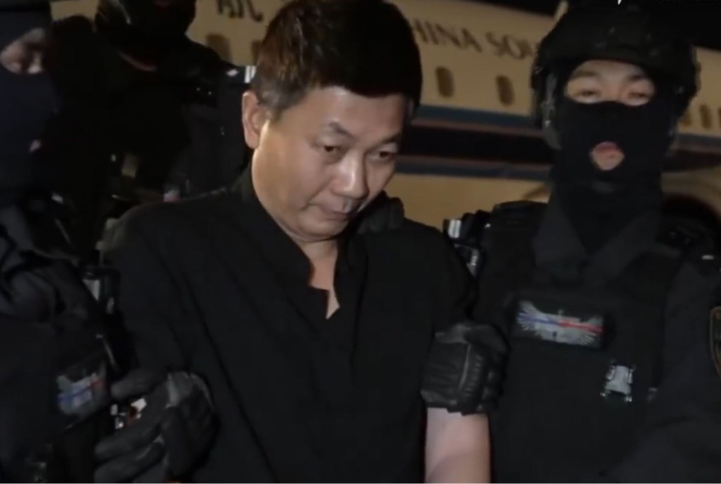 柬埔寨侨领刘忍押返中国。央视截图 柬埔寨侨领刘忍押返中国。央视截图