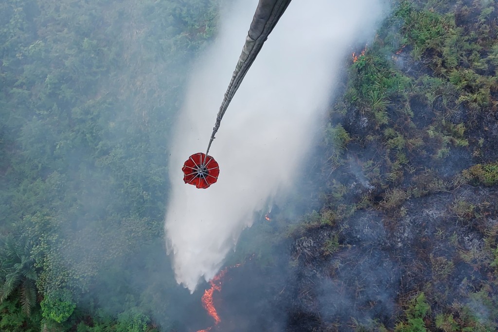 印尼山火产生的有害烟霾更吹向邻国马来西亚、新加坡等。美联社 印尼山火产生的有害烟霾更吹向邻国马来西亚、新加坡等。美联社