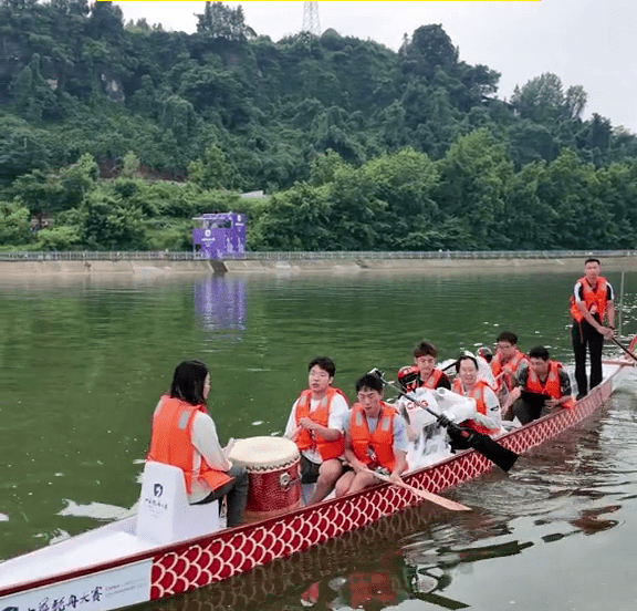 龙舟大赛四川巴中恩阳站,机械人划龙舟引爆全场气氛。 龙舟大赛四川巴中恩阳站,机械人划龙舟引爆全场气氛。