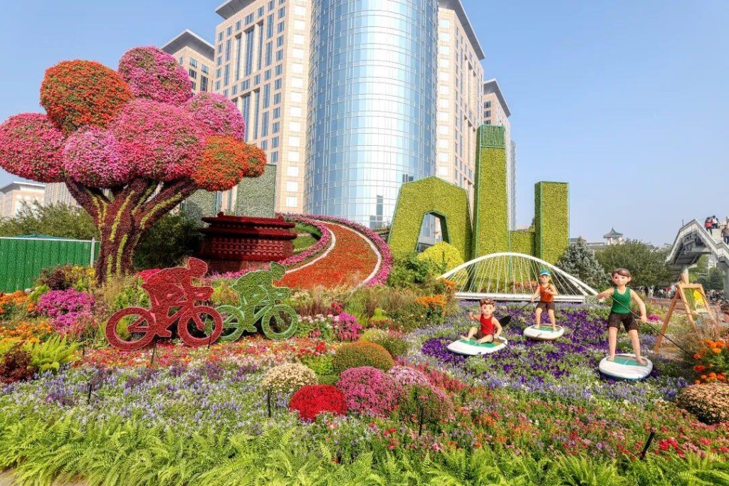 10组不同主题的立体花坛,分布北京长安街沿路,成为国庆打卡热点。央视 10组不同主题的立体花坛,分布北京长安街沿路,成为国庆打卡热点。央视