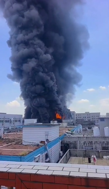 福建泉州晋江市一间鞋厂房今日(9日)中午发生火警。 福建泉州晋江市一间鞋厂房今日(9日)中午发生火警。