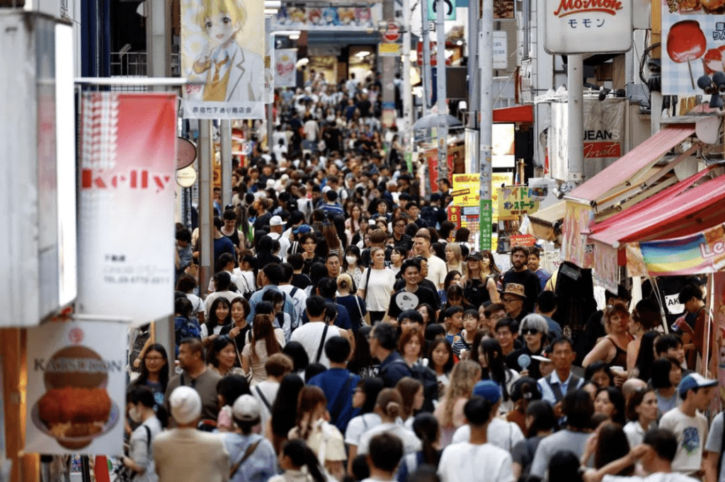 三重县议会周五(16日)一致通过《三重县顾客骚扰防止条例》,成为日本首个为相关行为订立刑事罚则的地方自治体。路透社 三重县议会周五(16日)一致通过《三重县顾客骚扰防止条例》,成为日本首个为相关行为订立刑事罚则的地方自治体。路透社