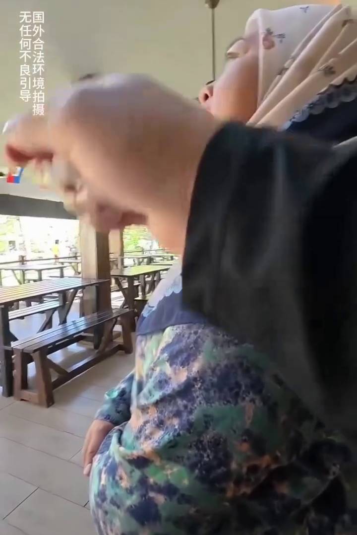 内地男质问大马酒店女职员。 网片截图 内地男质问大马酒店女职员。 网片截图