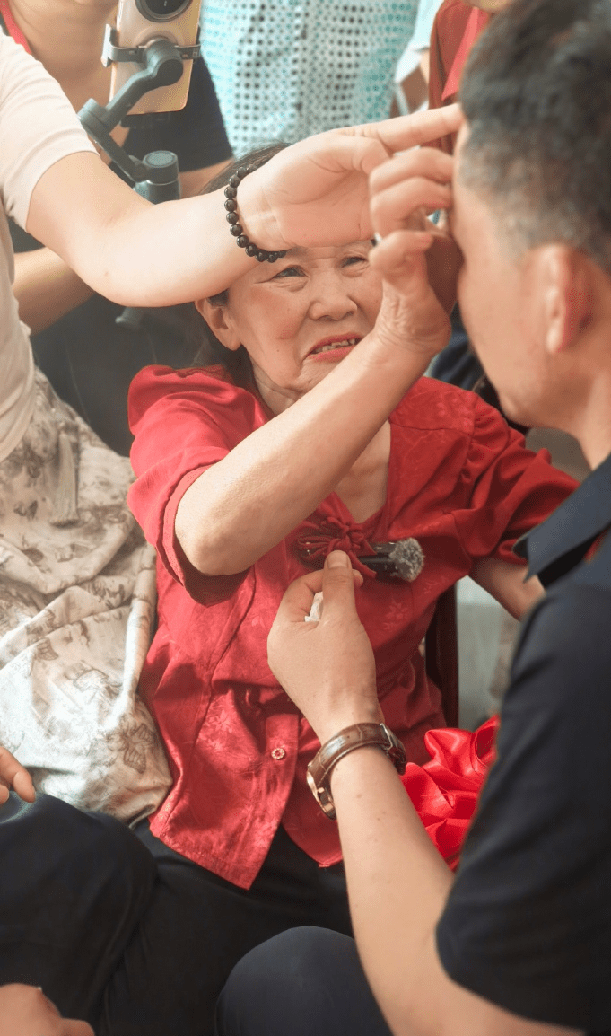 陈迪金与失散39年的亲母相认。 陈迪金与失散39年的亲母相认。