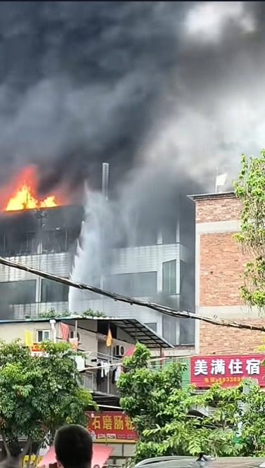 福建泉州晋江市一间鞋厂房今日(9日)中午发生火警。 福建泉州晋江市一间鞋厂房今日(9日)中午发生火警。