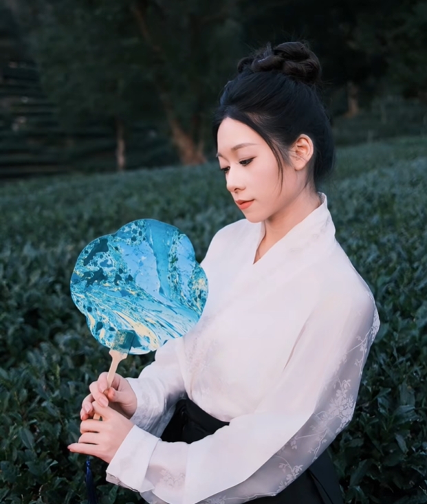 吴柳芳转型古风,走出阴霾迎新生。 抖音 吴柳芳转型古风,走出阴霾迎新生。 抖音