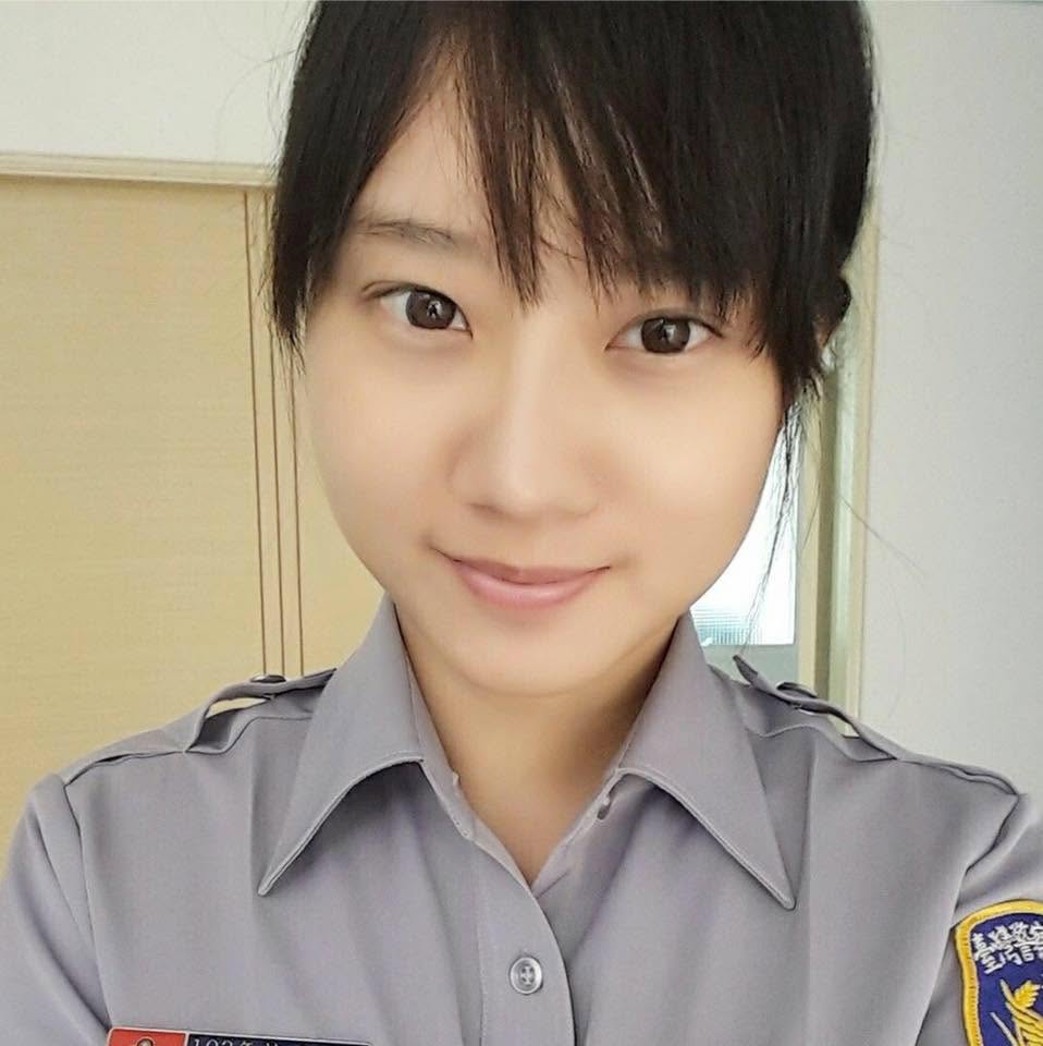 丁幼安外形亮丽是台湾的人气警花。FB@安安女警粉丝团 丁幼安外形亮丽是台湾的人气警花。FB@安安女警粉丝团