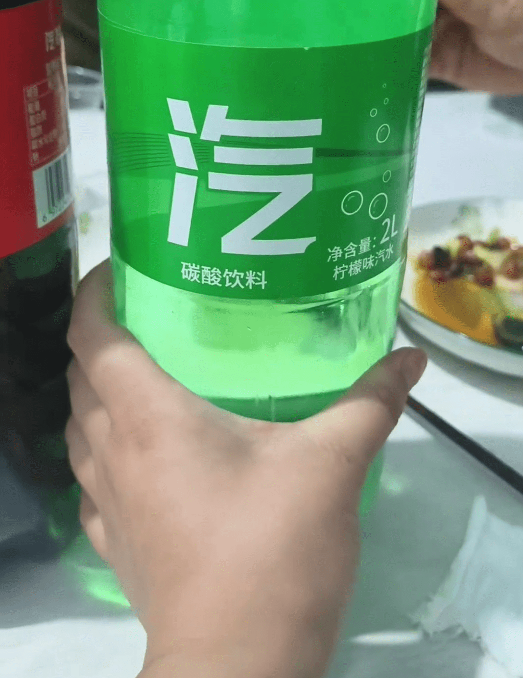 女网友拍片分享老爷5蚊买的“两升可乐”和“汽碧”,笑到停不了。 抖音 女网友拍片分享老爷5蚊买的“两升可乐”和“汽碧”,笑到停不了。 抖音