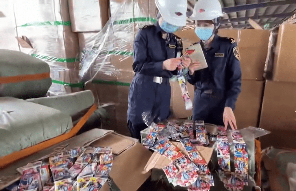 广州海关查获29万张侵权球星卡及216个球星玩偶。 海关发布 广州海关查获29万张侵权球星卡及216个球星玩偶。 海关发布