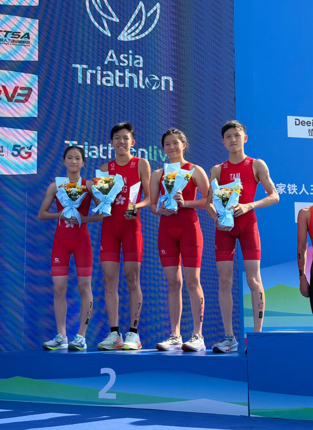 香港青年组勇夺混合接力赛银牌。香港三铁总会提供 香港青年组勇夺混合接力赛银牌。香港三铁总会提供