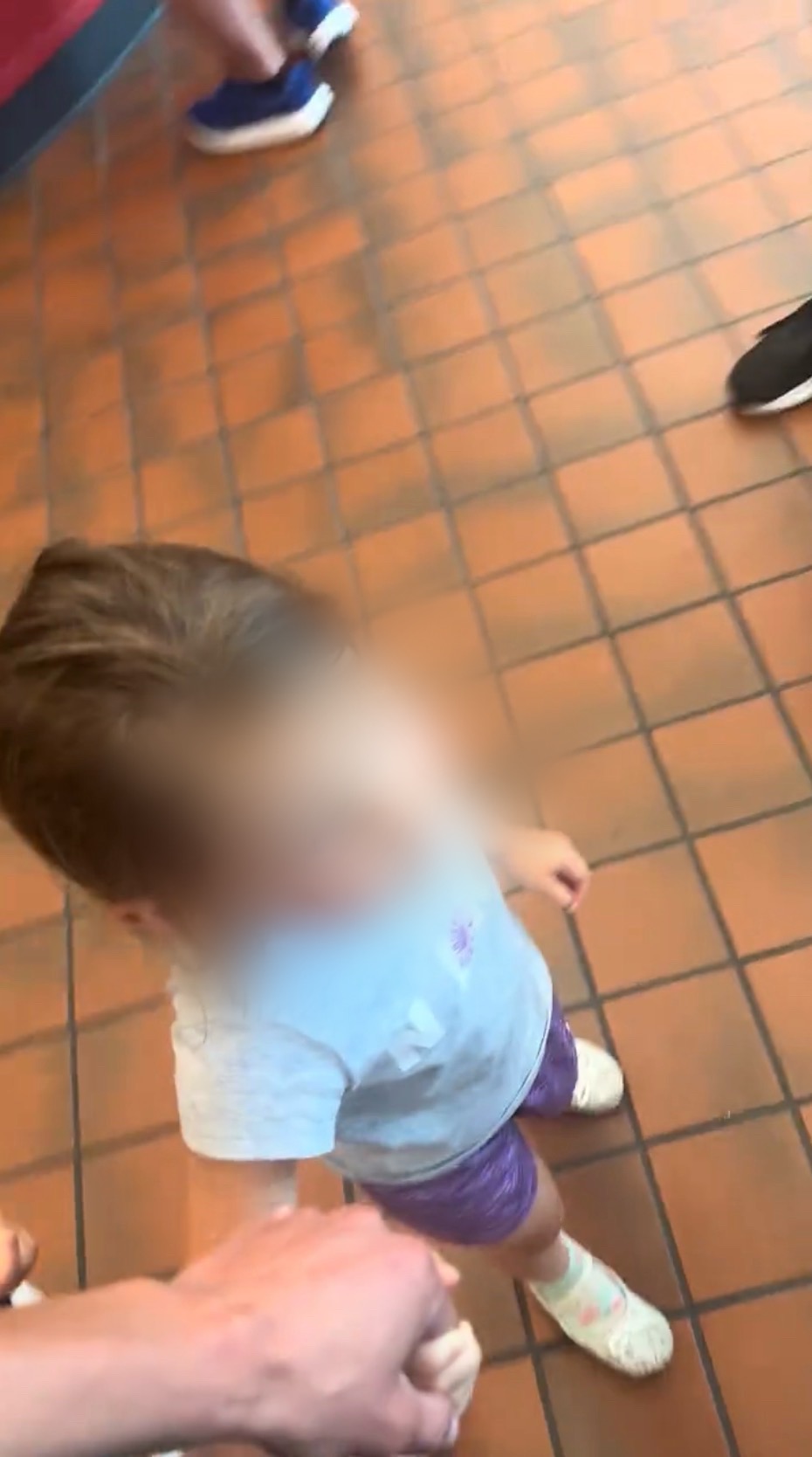 布罗德斯基紧握着女儿的手。 TikTok@tylerbrodsky2 布罗德斯基紧握着女儿的手。 TikTok@tylerbrodsky2
