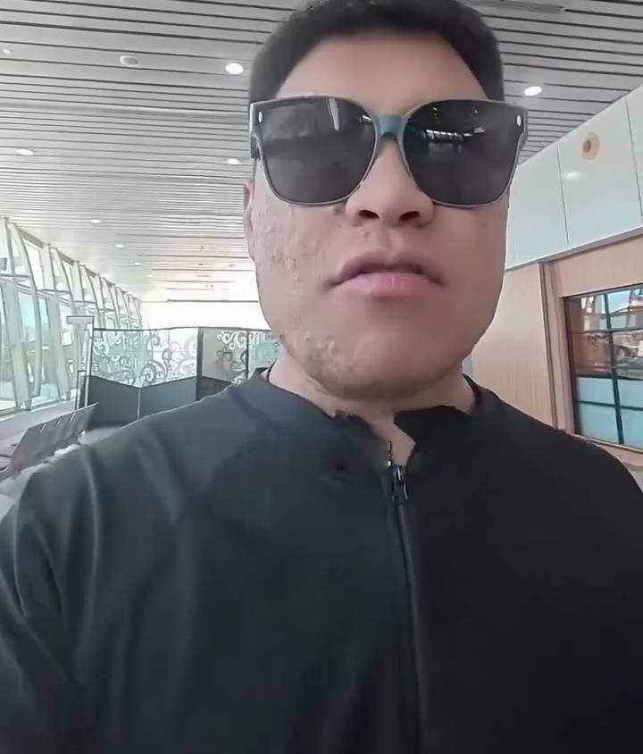 内地男拍片公审,因不满大马酒店未挂五星红旗。 网片截图 内地男拍片公审,因不满大马酒店未挂五星红旗。 网片截图