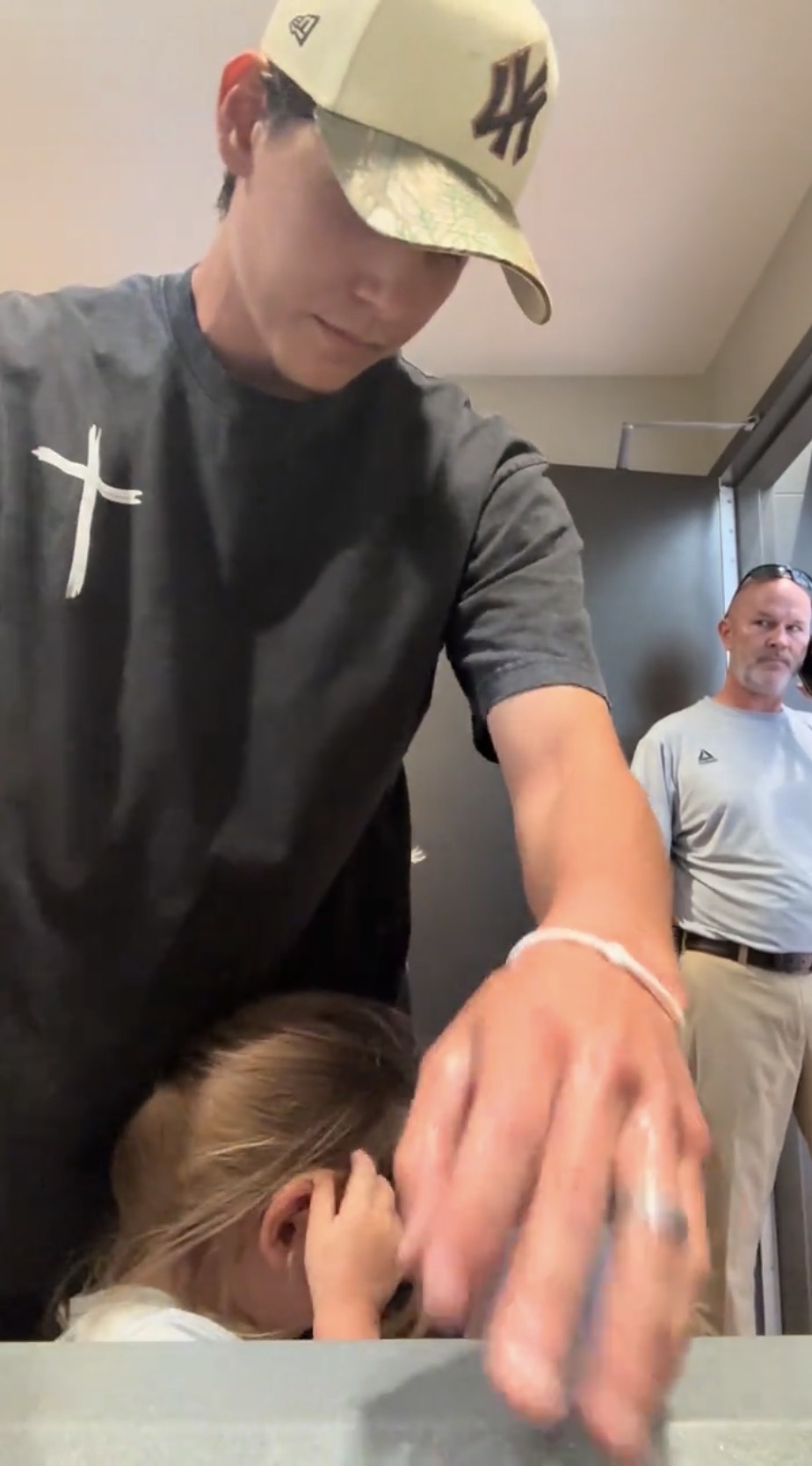 女儿吓到吃手手哭起来。 TikTok@tylerbrodsky2 女儿吓到吃手手哭起来。 TikTok@tylerbrodsky2