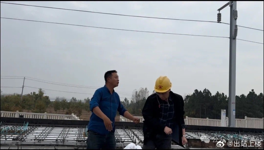 日前,王及程报道合新铁路的“以次充好”问题。(微博) 日前,王及程报道合新铁路的“以次充好”问题。(微博)