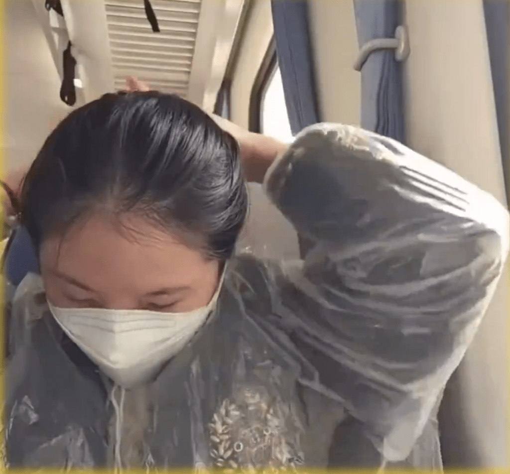 “控烟小仙女”将头发仔细扎好。 “控烟小仙女”将头发仔细扎好。