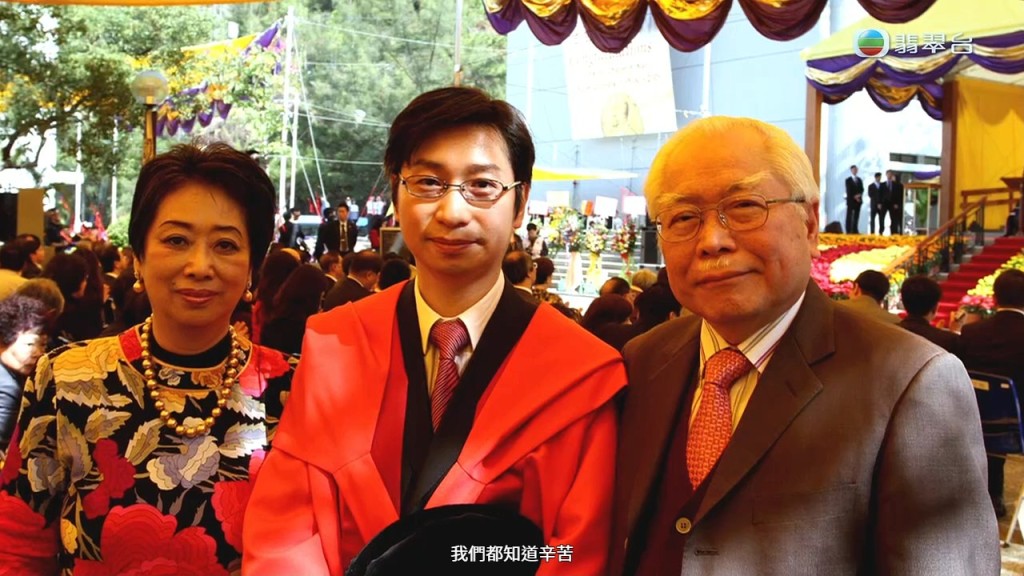 父亲甚至会自行调整药物,两人意见不合时,母亲也不敢出声。 父亲甚至会自行调整药物,两人意见不合时,母亲也不敢出声。