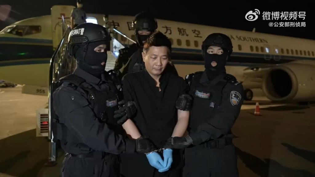 柬埔寨侨领刘忍押返中国。央视截图 柬埔寨侨领刘忍押返中国。央视截图