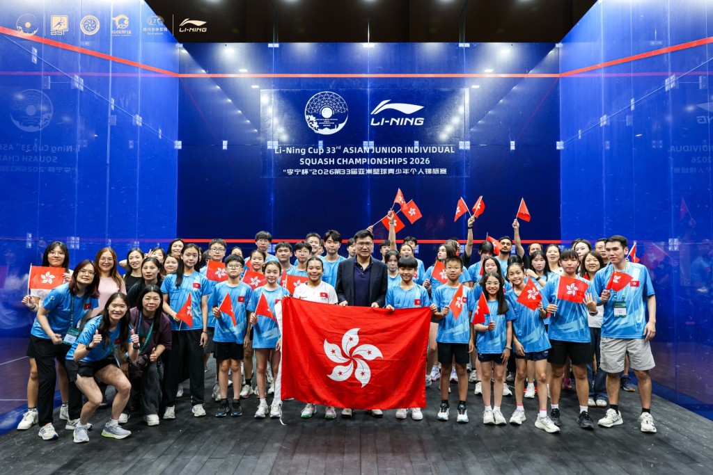 港队大丰收,跟香港壁总主席邱达根合照。大会照片 港队大丰收,跟香港壁总主席邱达根合照。大会照片