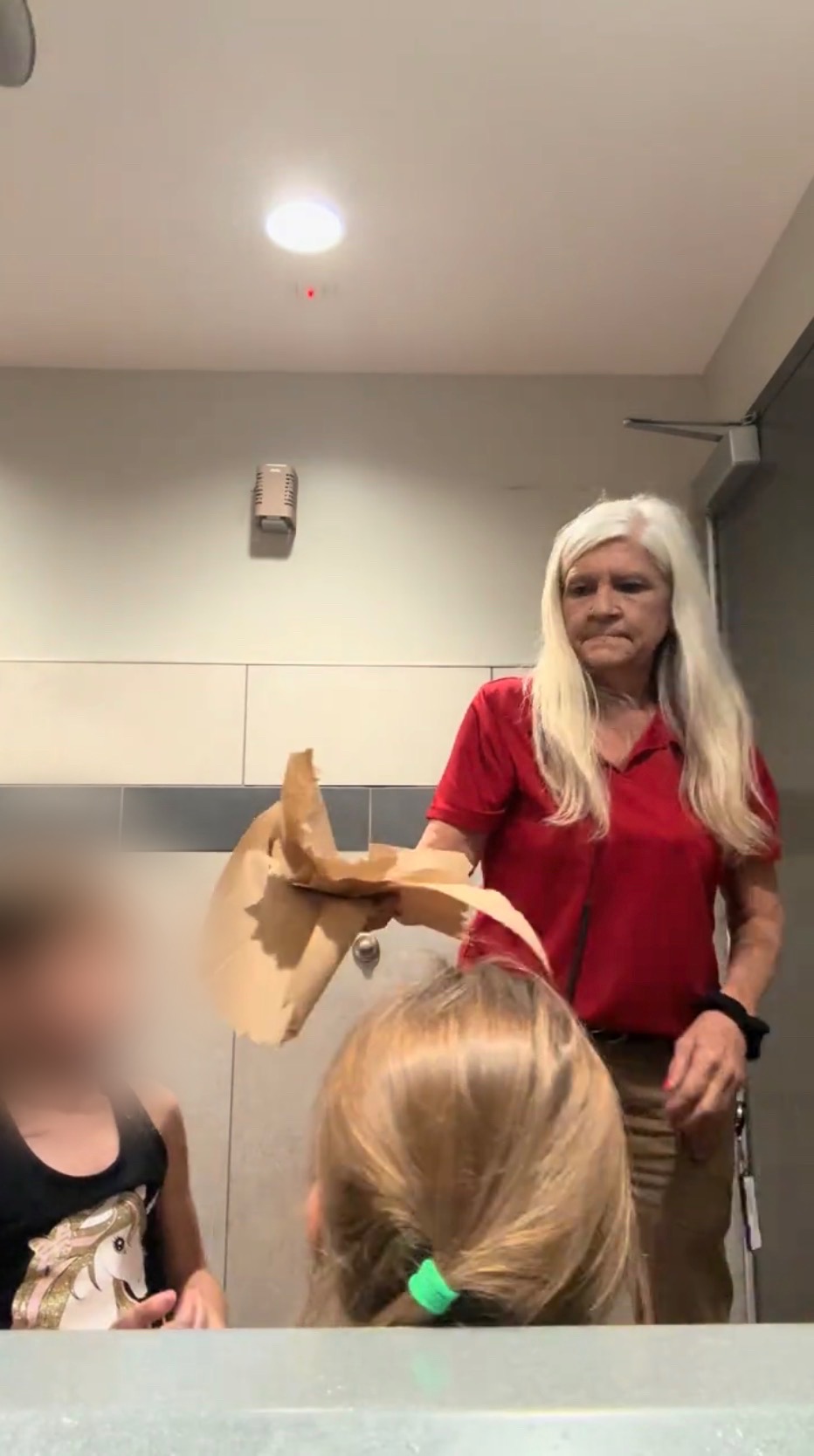 加油站女职员还递纸巾给女孩们擦手。 TikTok@tylerbrodsky2 加油站女职员还递纸巾给女孩们擦手。 TikTok@tylerbrodsky2