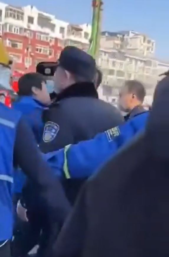 警察阻挠记者采访。