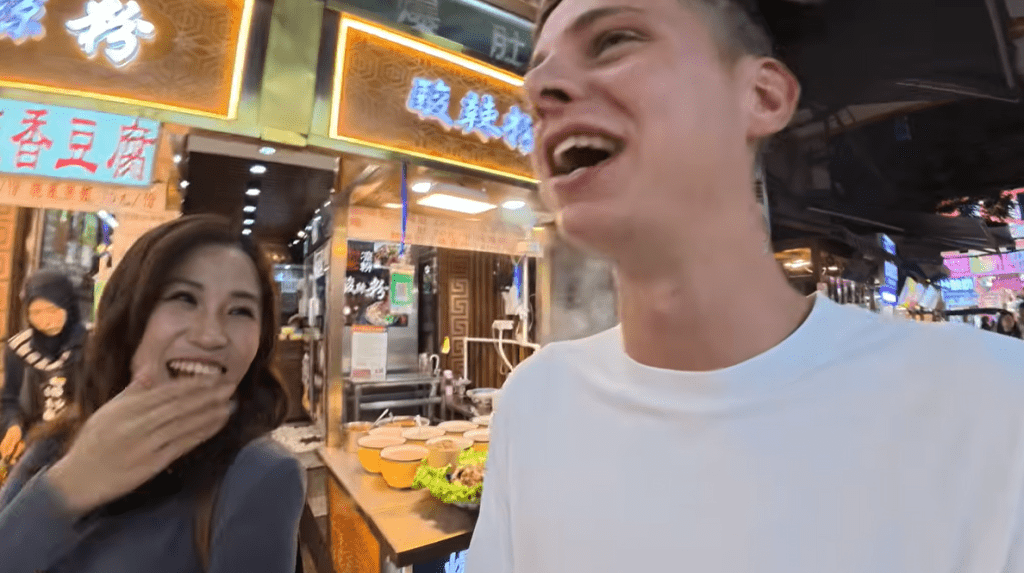 “20元麻辣烫”引爆辱华风波,英网红偷拍约会西安女教师。 “20元麻辣烫”引爆辱华风波,英网红偷拍约会西安女教师。