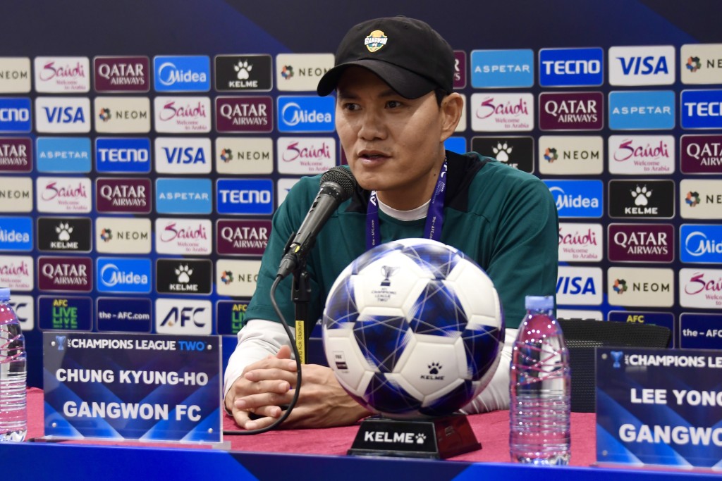 江原FC主教练郑暻镐。杨骏尧摄