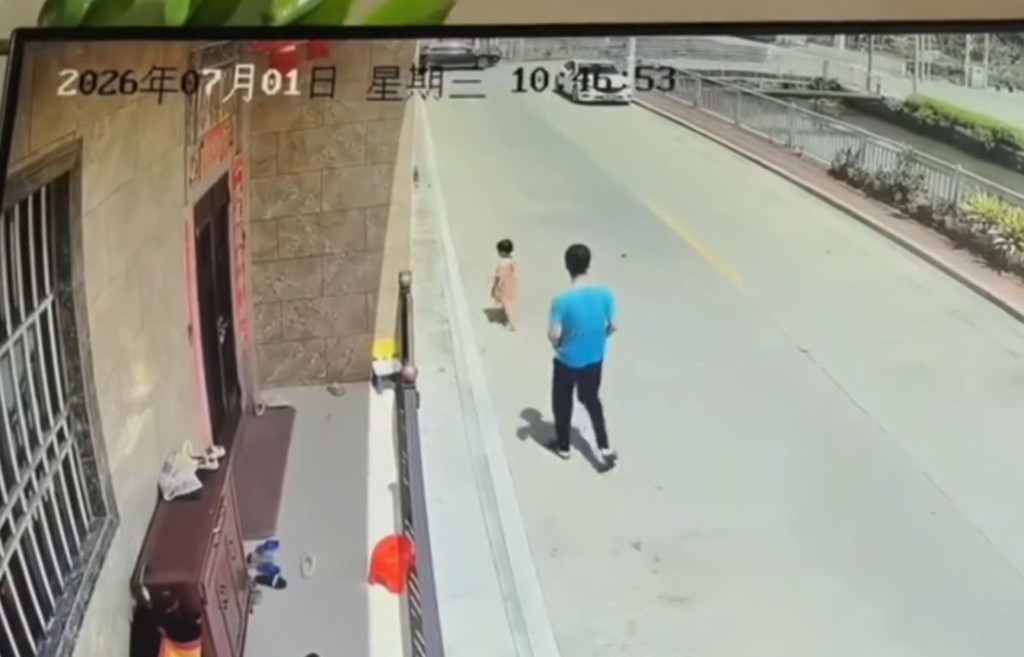 蓝衣汉尾随女童然后突将对方抱起掟落河。微博