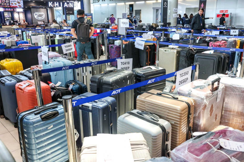 若托运行李在检查期间发现可疑物品，工作人员可在未经事先通知、旅客不在场的情况下，直接打开行李进行检查。路透社