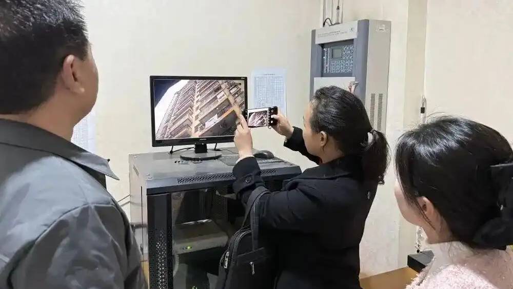 天降水樽砸毁辣椒苗,全体业主摊分赔¥1元。 天降水樽砸毁辣椒苗,全体业主摊分赔¥1元。