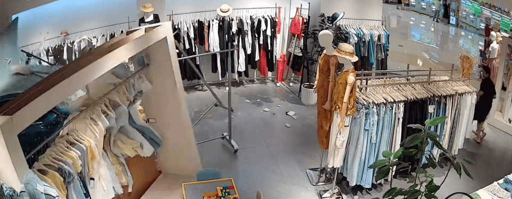 蓝色SUV失控直冲入服装店。 蓝色SUV失控直冲入服装店。