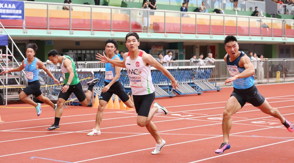 男子100米决赛,南韩籍的CHAEMIN JUN夺冠,香港的张灏轩(右一)夺亚,陈一乐(左一)得季军。徐嘉华摄 男子100米决赛,南韩籍的CHAEMIN JUN夺冠,香港的张灏轩(右一)夺亚,陈一乐(左一)得季军。徐嘉华摄