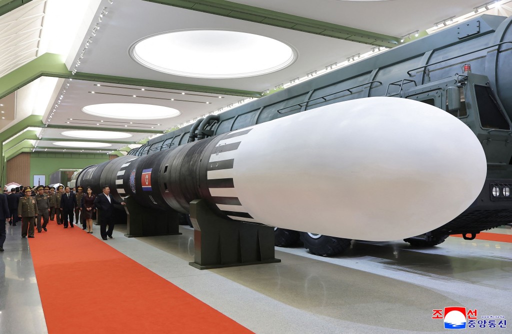 金正恩日前视察国防博物馆。法新社
