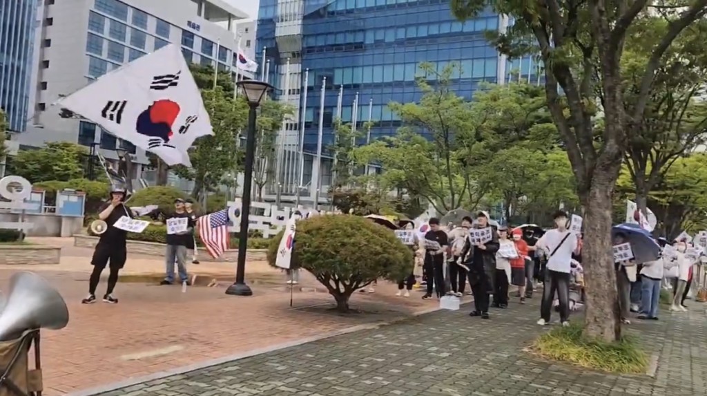 X@ROKmadebyGOD  大田选举管理委员会前，示威者高喊：&ldquo;选举舞弊！重新选举！&rdquo; X@ROKmadebyGOD
