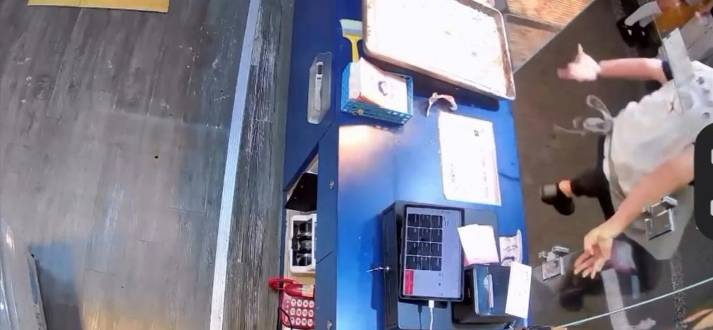 店员跳出柜台。 店员跳出柜台。