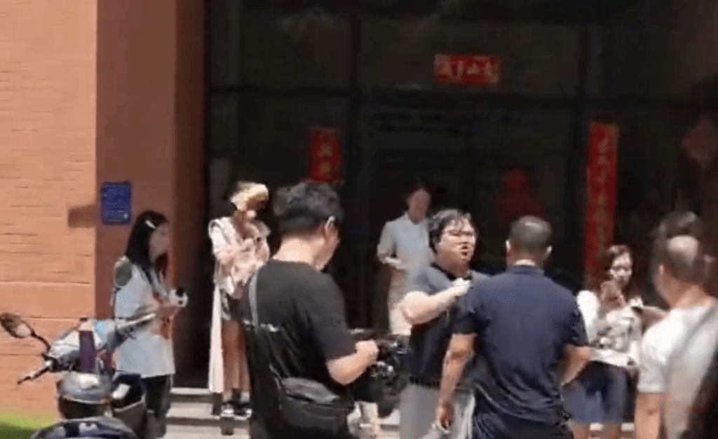 公司负责人冲向记者一刻。 中国新闻网 公司负责人冲向记者一刻。 中国新闻网