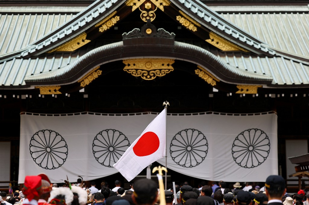 靖国神社位于东京千代田区，神社内供奉有包括东条英机在内的14名二战甲级战犯。路透社