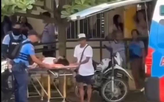 校园枪击案中有人由担架抬走。102.9 Sweet FM Kabankalan/FB 校园枪击案中有人由担架抬走。102.9 Sweet FM Kabankalan/FB