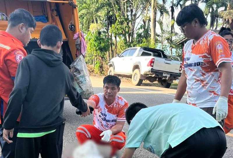 罗勇救援人员处理遗体。Putthasart rescue team of Kasae Bon