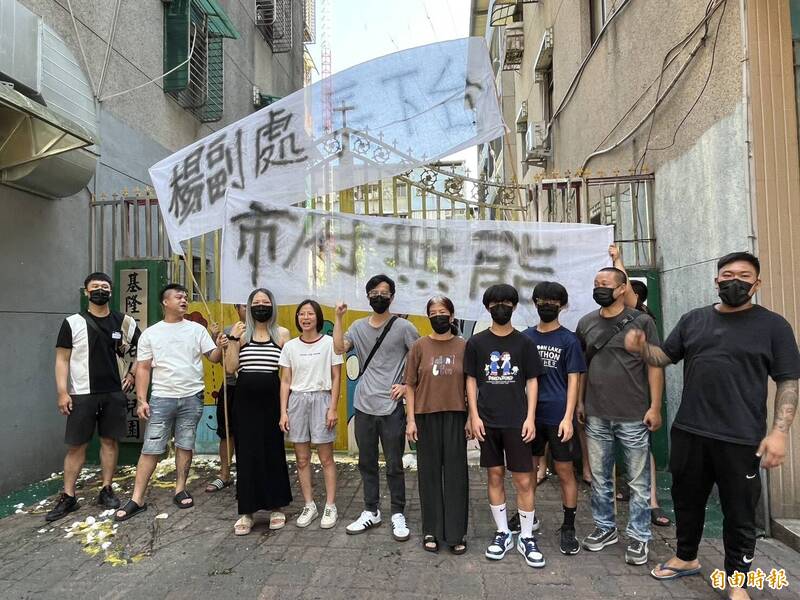 家长到校门外示威。自由时报 家长到校门外示威。自由时报