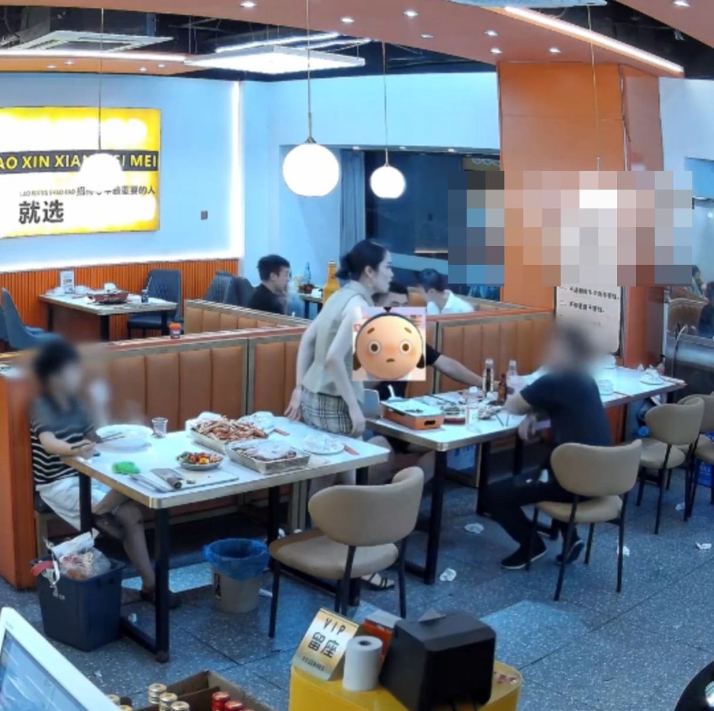 闭路电视拍下食客企图非礼老板娘的情景。千里眼